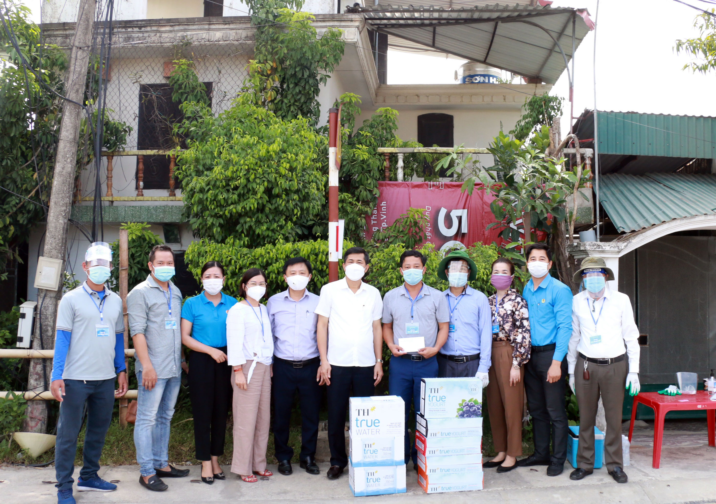 Giám đốc Sở Giáo dục và Đào tạo Thái Văn Thành trao quà hỗ trợ cho các giáo viên ở đang làm nhiệm vụ ở các chốt. Ảnh: MH.