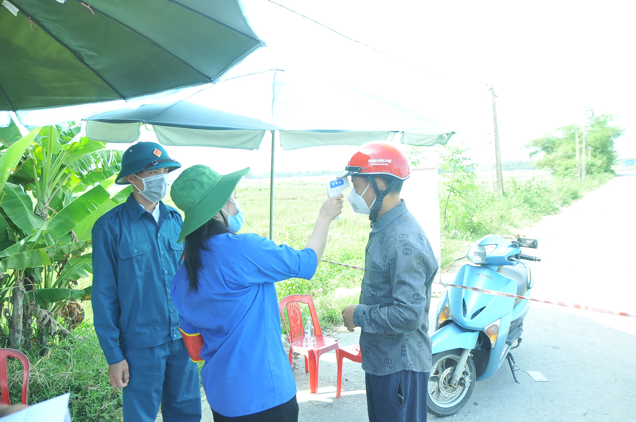 Thanh niên tình nguyện bám trực tại các chốt hỗ trợ công tác phòng dịch. Ảnh: Tiến Đông