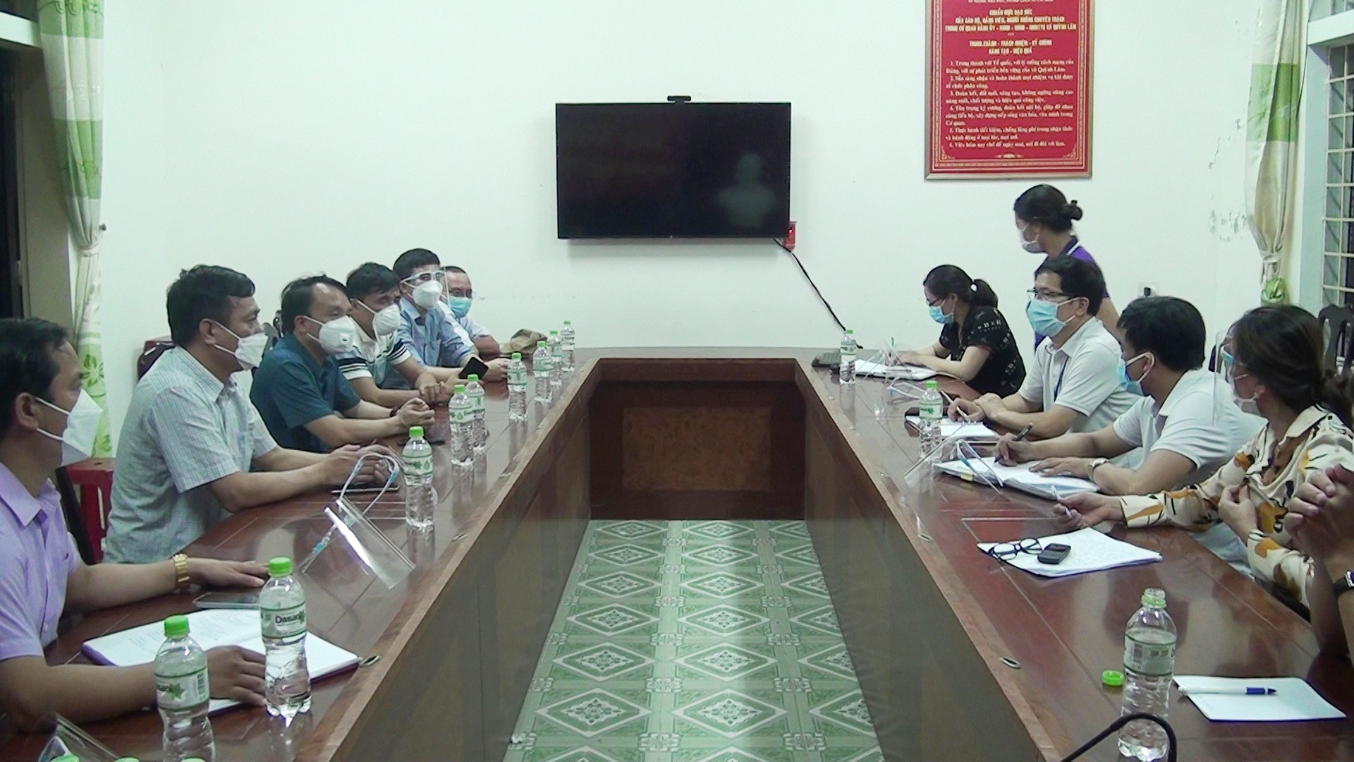 Lãnh đạo Sở Y tế họp khẩn với huyện Quỳnh Lưu trong đêm. Ảnh: Việt Hùng