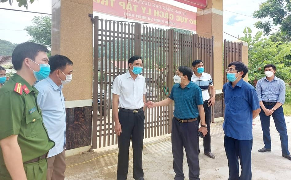 Sáng 26/6, sau khi họp khẩn ở Quỳnh Lưu, Giám đốc Sở Y tế đã có mặt ở Quỳ Hợp kiểm tra công tác chống dịch ở địa phương này. Ảnh: Trung Thành