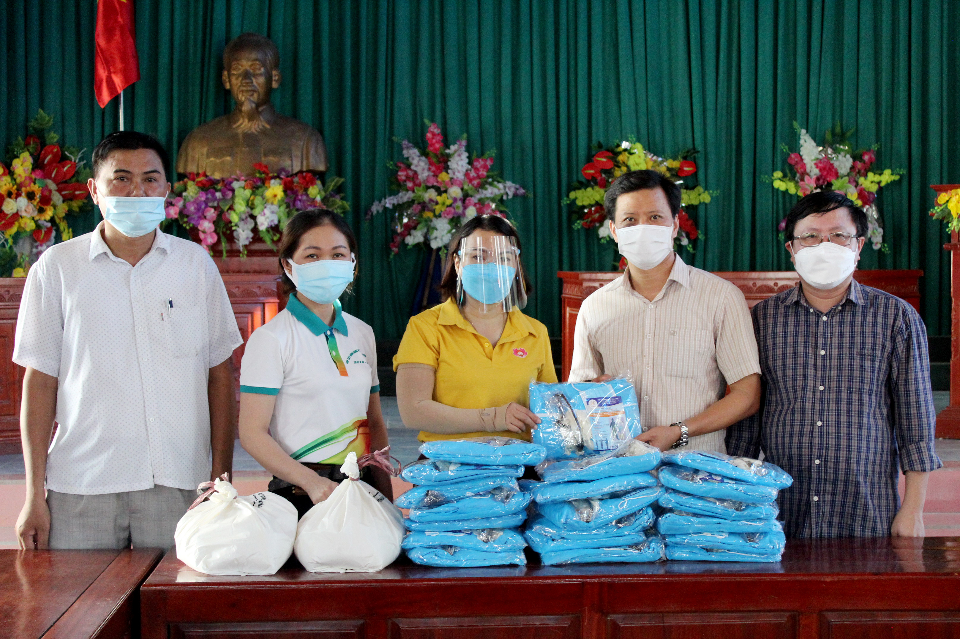 Măt trận Tổ quốc huyện Quỳnh Lưu đã đến trao tặng vật tư y tế và nhu yếu phẩm cho xã Quỳnh Lương. Ảnh: Thanh Toàn