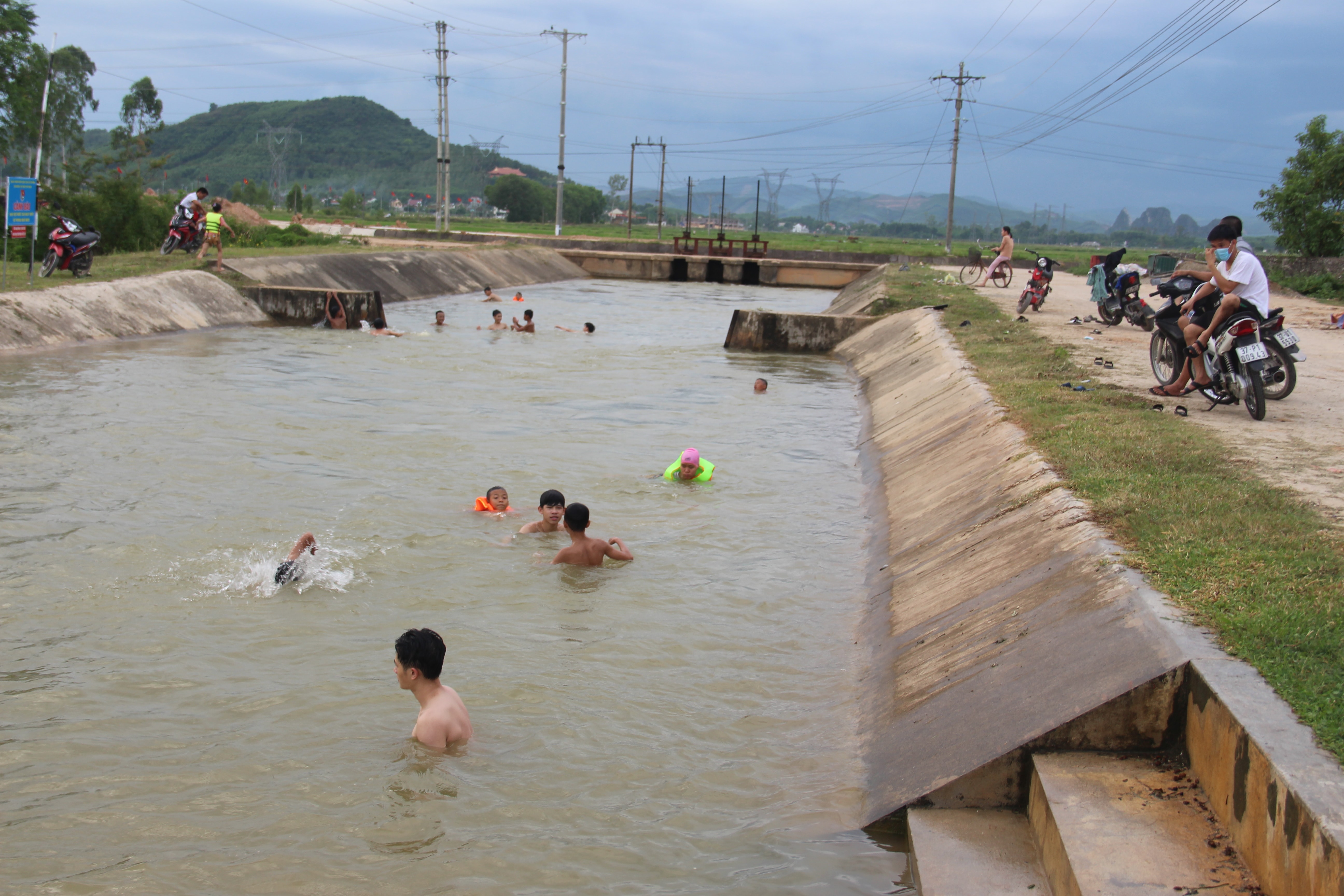 Giữa mùa dịch bệnh chính quyền địa phương cần khuyến cáo nhân dân không nên tắm sông. (Ảnh chụp tại đoạn kênh thị trấn Yên Thành ngày 27/6.) Ảnh: Văn Trường