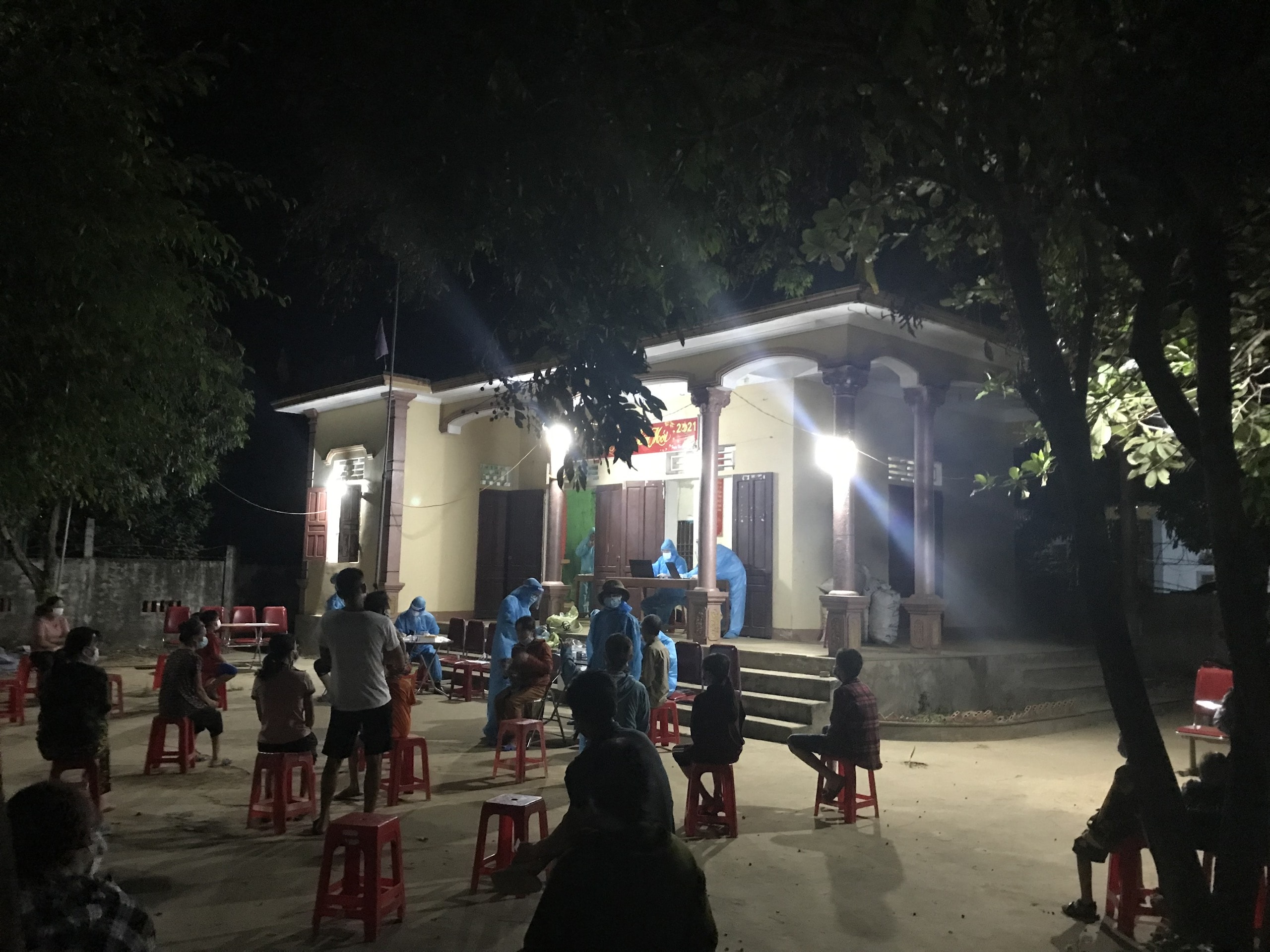 Người dân xã Trung Phúc Cường lấy mẫu xét nghiệm PCA