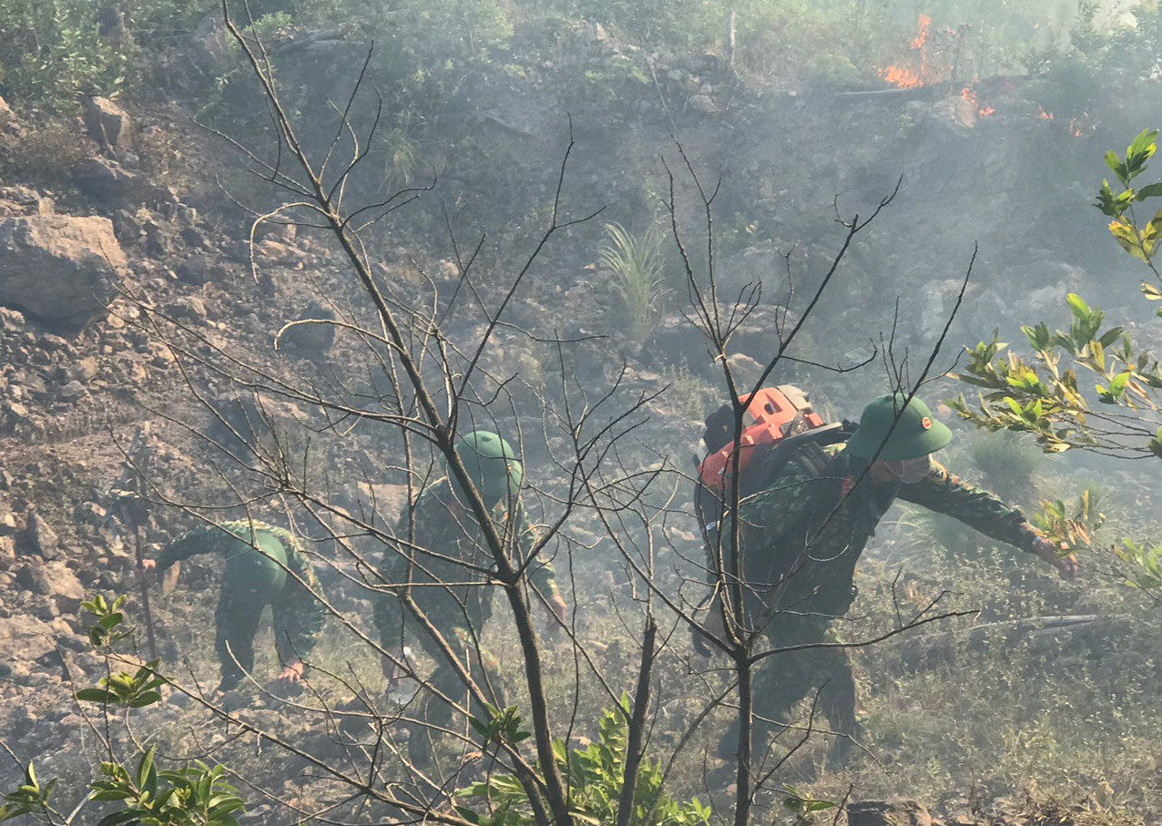 Cán bộ, chiến sĩ Bộ CHQS Nghệ AN tham gia chữa cháy rừng ở xã Hưng Tây. Ảnh: Trọng Kiên