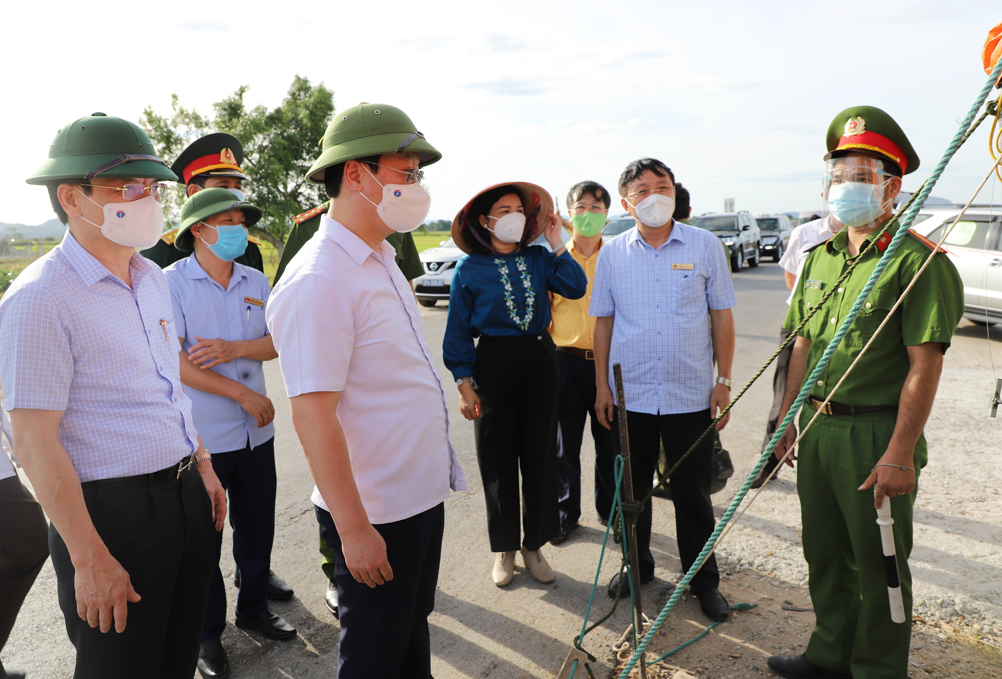 Chủ tịch UBND tỉnh Nguyễn Đức Trung kiểm tra chốt kiểm soát tại xã Trung Phúc Cường. Ảnh: Phạm Bằng