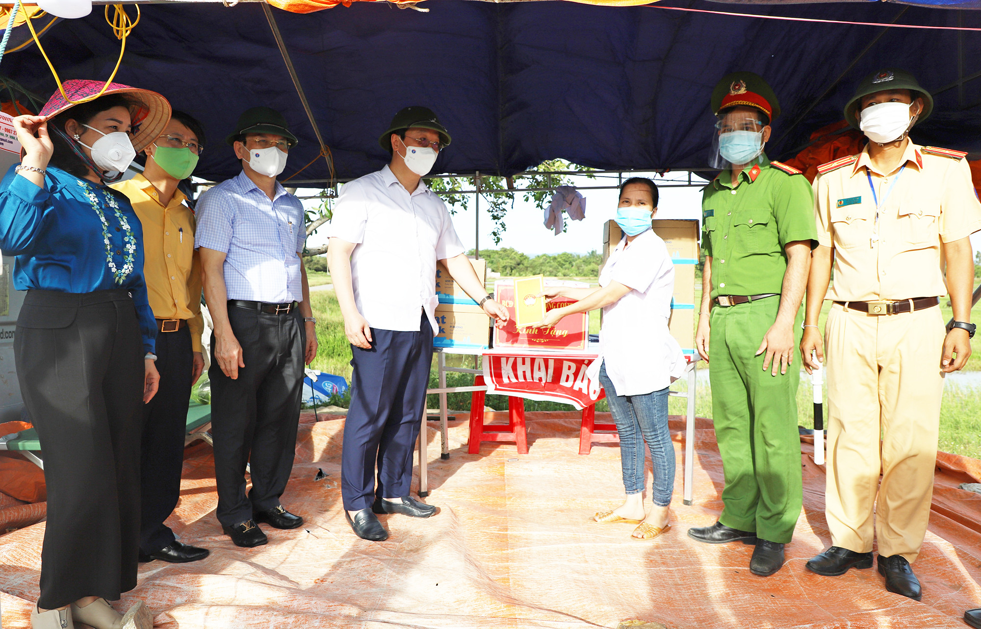 Chủ tịch UBND tỉnh Nguyễn Đức Trung trao quà cho chốt kiểm soát tại xã Trung Phúc Cường