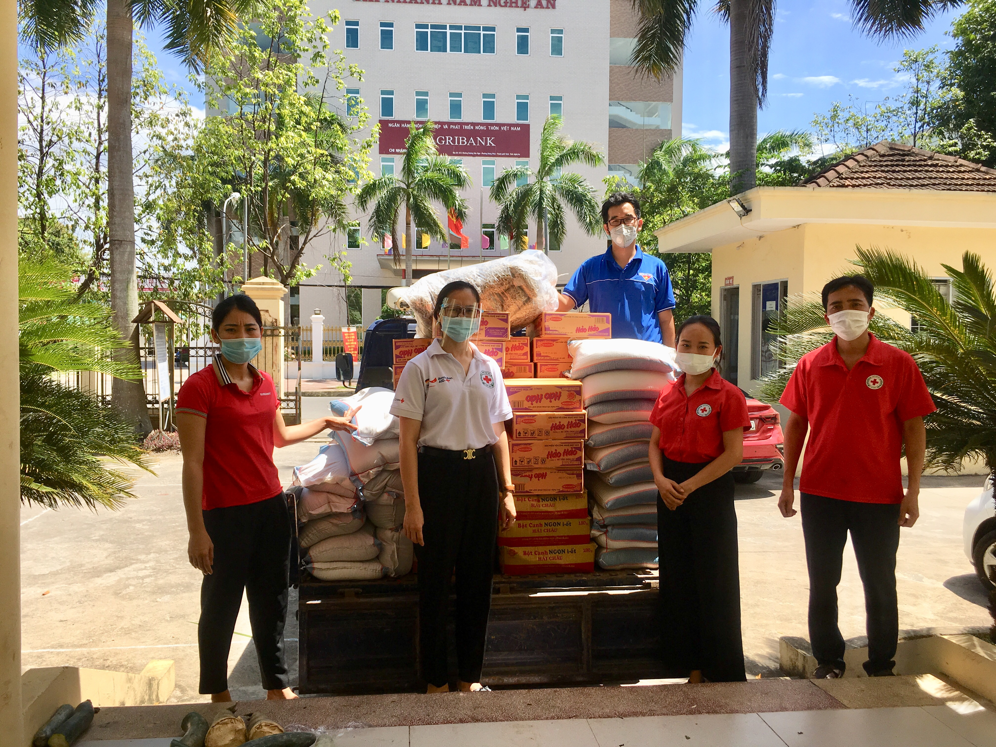Trao cho Hội Chữ thập đỏ phường Bến Thủy để tặng cho hộ khó khăn