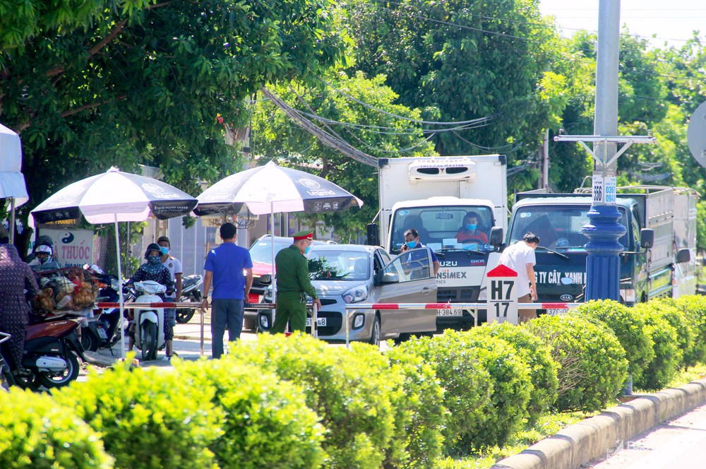 ành phố Vinh đã lập 13 chốt kiểm soát phương tiện ra vào tại các cửa ngõ, ngoài ra còn có hàng chục chốt nhỏ trên địa bàn các phường, xã. Do Nghệ An đang bước vào đợt cao điểm của nắng nóng nên các lực lượng trực chốt rất vất vả khi thực hiện nhiệm vụ dưới cái nắng 40 độ