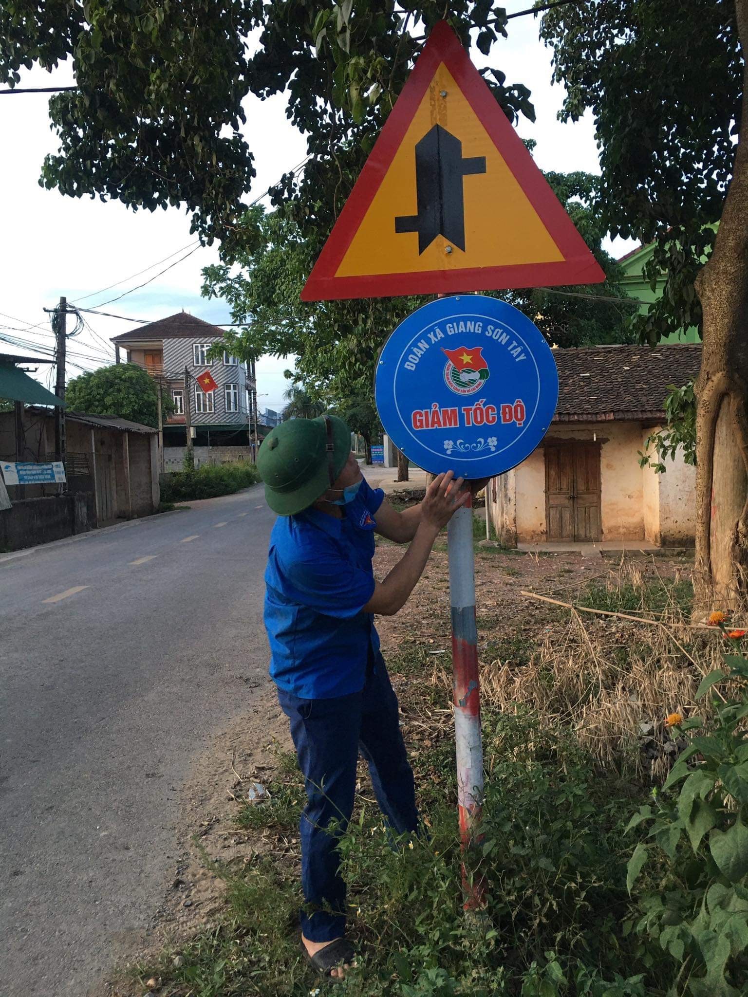 Những biển báo giao thông bằng lốp xe