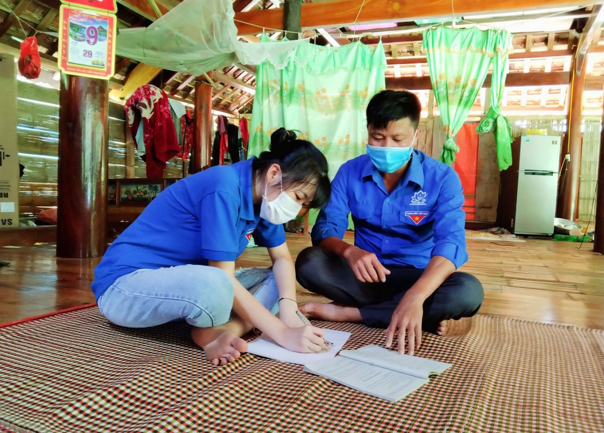 Thầy giáo Trương Công Nghĩa đang hỗ trợ thí sinh ôn tập. Ảnh: NVCC