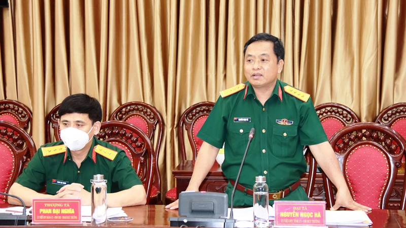 Đại tá Nguyễn Ngọc Hà - Ủy viên Ban thường vụ Tỉnh ủy, Chỉ huy trưởng Bộ CHQS tỉnh phát biểu tại hội nghị. Ảnh Trọng Kiên
