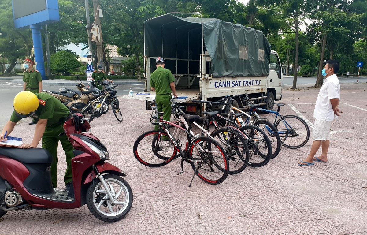 Công an TP.Vinh xử phạt các trường hợp đạp xe thể dục trong ngày 30/6. Ảnh: Q.A