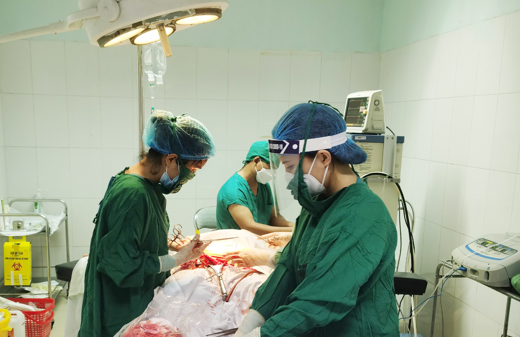 Trong ngày 29/6, có 12 trẻ được chào đời an toàn tại phòng mổ dã chiến ở Bệnh viện HNĐK Nghệ An. Ảnh Tất Ngọc