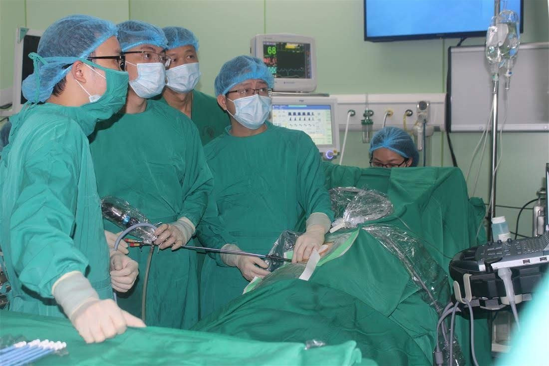 Bác sĩ Bệnh viện Đa khoa Thành phố Vinh thực hiện phẫu thuật nội soi qua đường hầm nhỏ