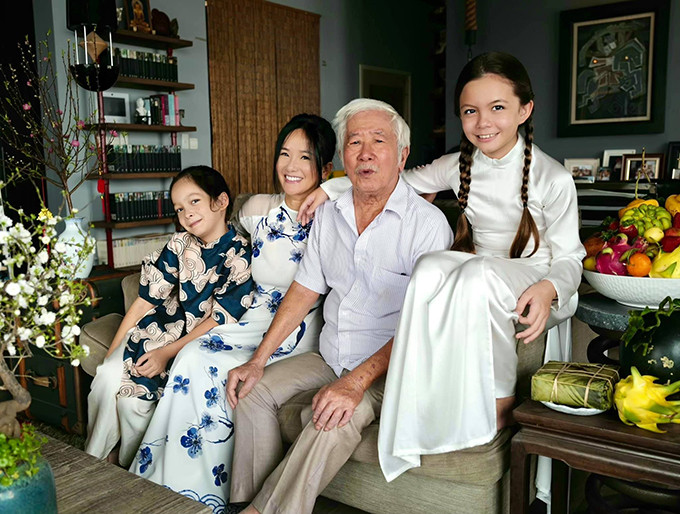 Cô bé điệu đà trong tà áo dài Việt Nam. Em được gia đình dạy cho tình yêu thương và biết quan tâm mọi người. Tép cũng có thói quen tự lập, thích được vào bếp cùng mẹ hoặc với bạn để nấu các món ăn đơn giản.