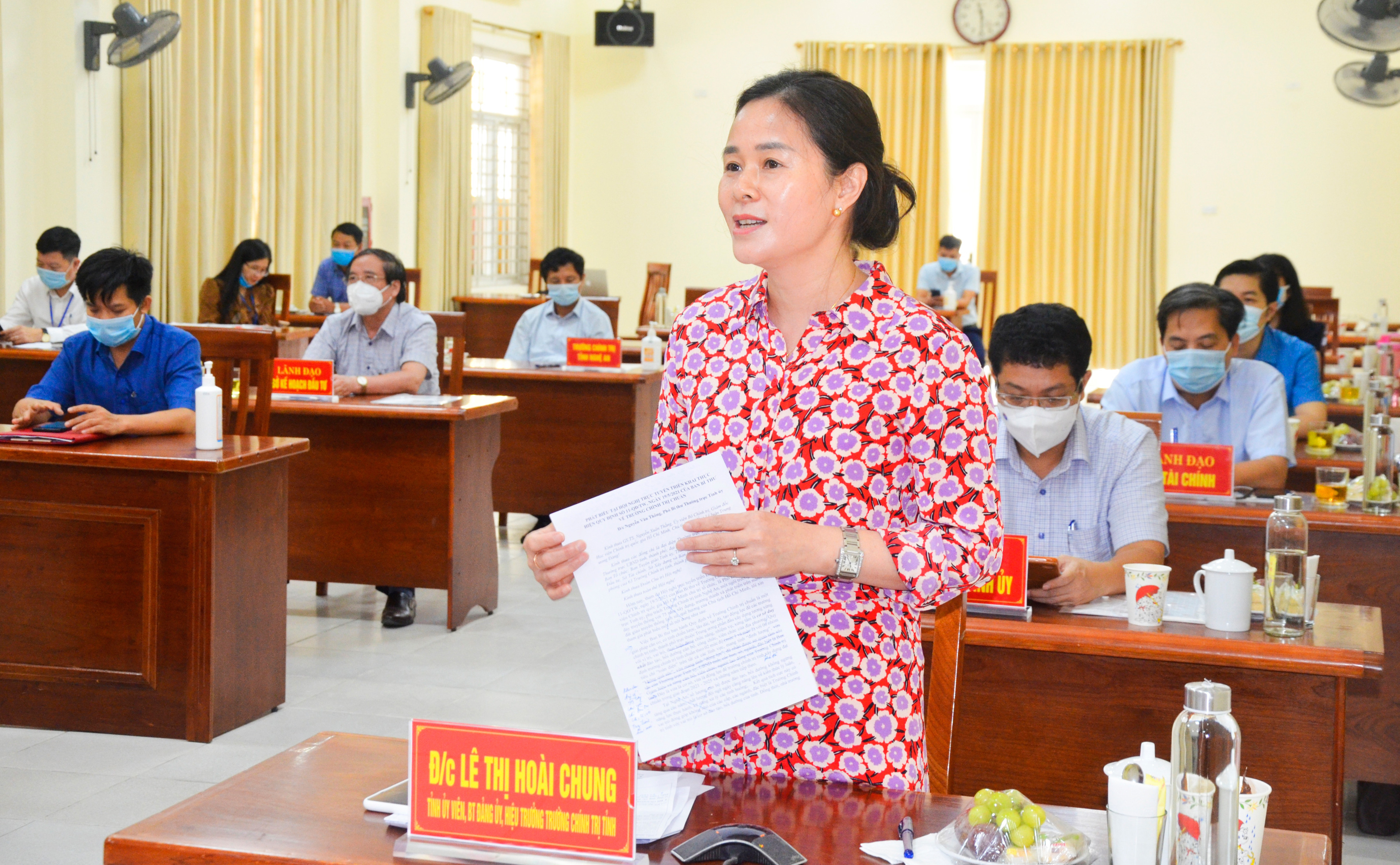Hiệu trưởng Trường Chính trị tỉnh Lê Thị Hoài Chung phát biểu tại hội nghị. Ảnh: Thanh Lê