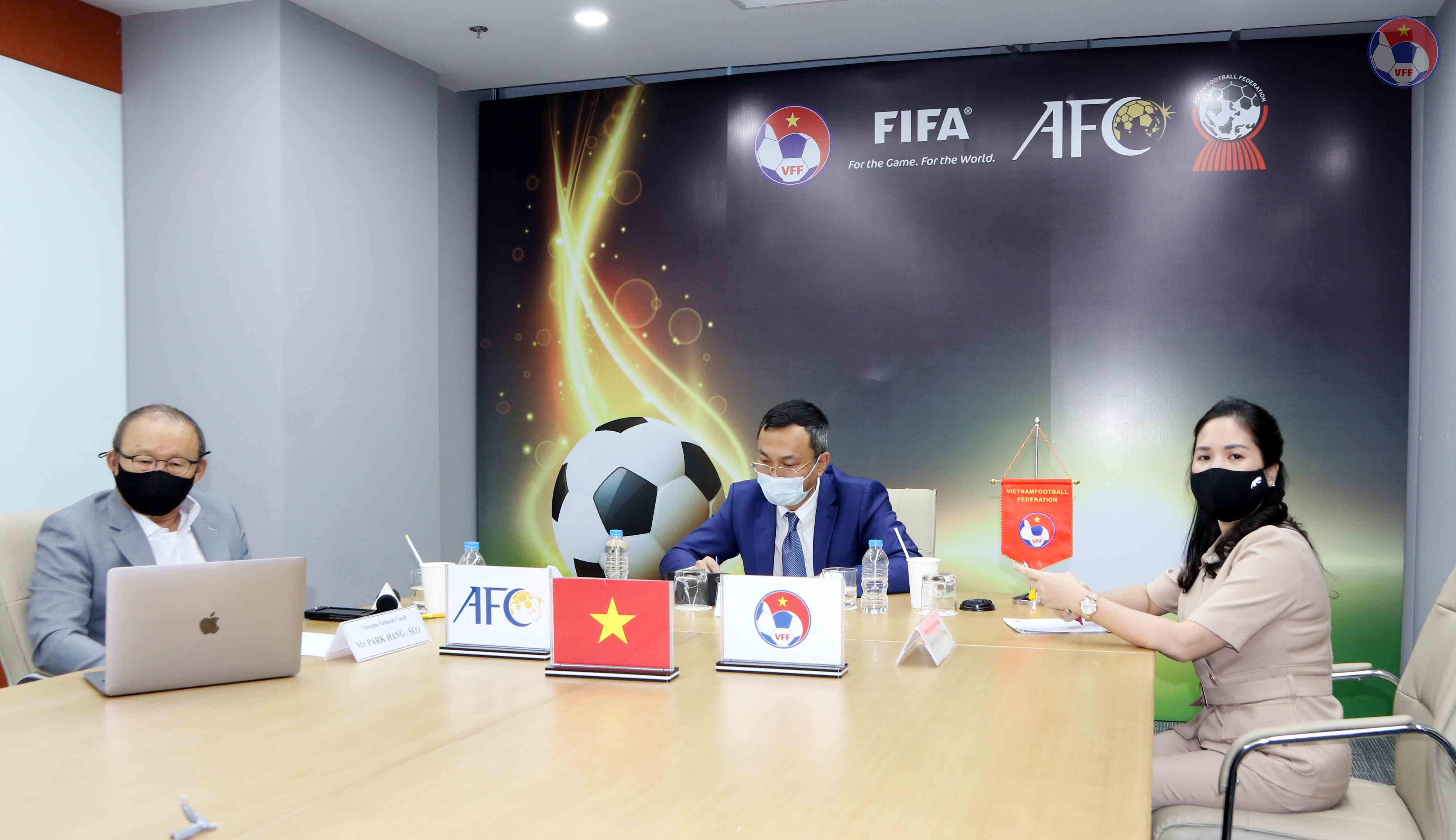 HLV Park Hang-seo và lãnh đạo LĐBĐVN tham dự lễ bốc thăm Vòng loại 3 FIFA World Cup 2022 tổ chức theo hình thức trực tuyến. Ảnh: VFF