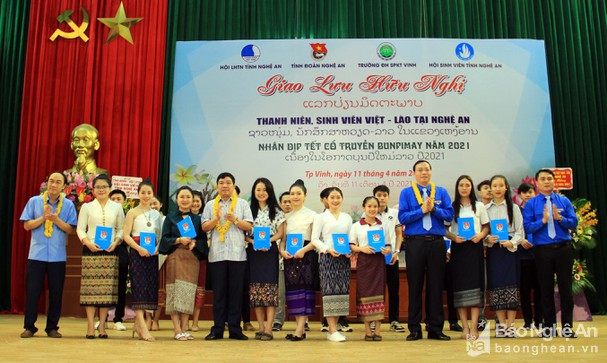Nhiều sinh viên Lào có hoàn cảnh khó khăn, vươn lên học tập và có nhiều hoạt động vì cộng đồng đã được các nhà trường cùng các tổ chức đoàn thể tại Nghệ An động viên, tuyên dương, khen thưởng. Ảnh: Thanh Quỳnh