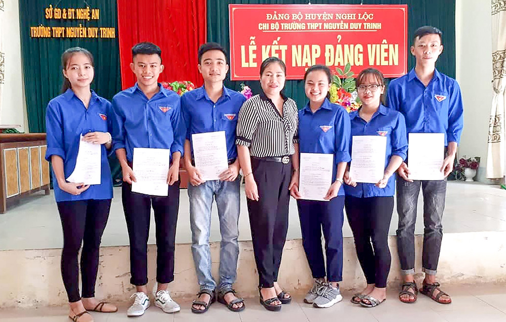 Các học sinh Trường THPT Nguyễn Duy Trinh (Nghi Lộc) được kết nạp vào hàng ngũ của Đảng.     Ảnh tư liệu: Nhật Tuấn