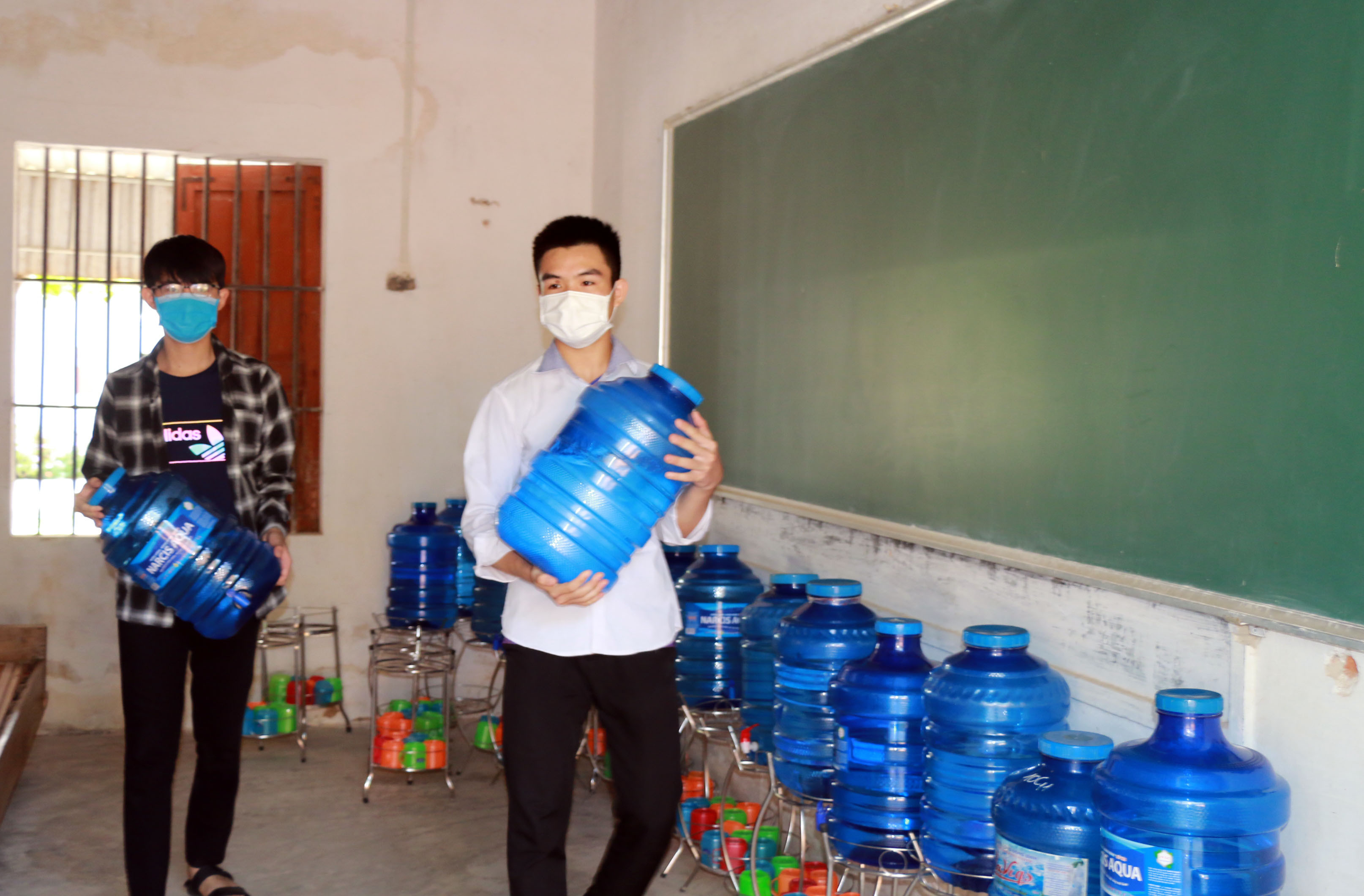 Dự báo trong những ngày tới thời tiết ở Nghệ An vẫn tiếp tục nắng nóng.  Vì vậy, nhà trường đã chuẩn bị đủ nước uống cho học sinh. Ảnh: Mỹ Hà.