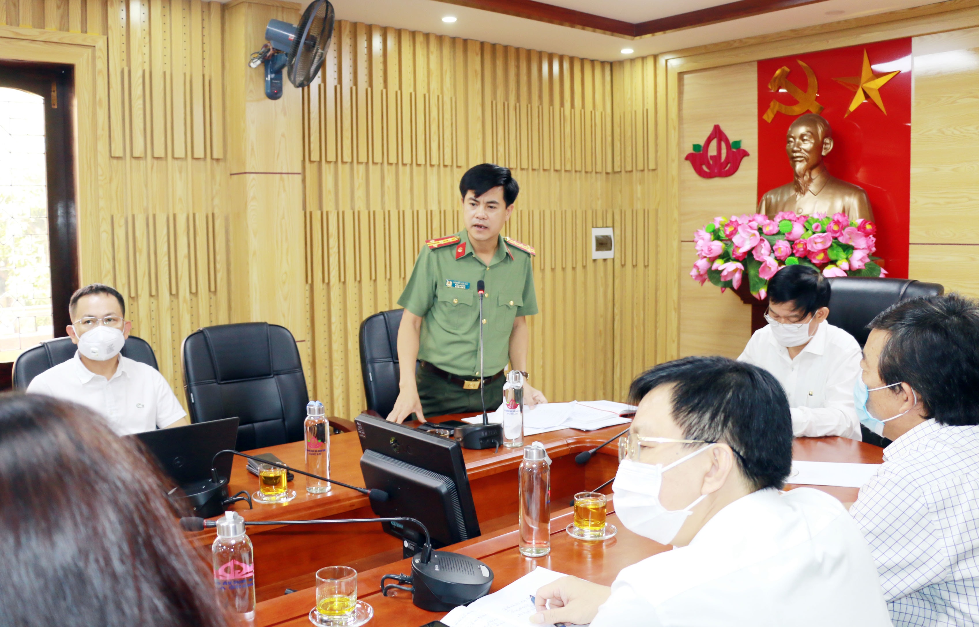 Phó Giám đốc Công an tỉnh phát biểu tại cuộc họp. Ảnh: Mỹ Hà.