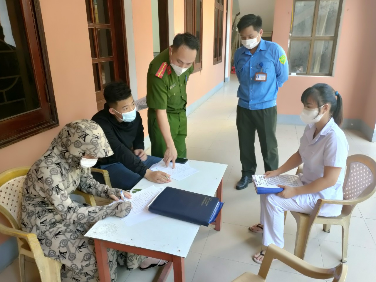 Lực lượng chức năng phường Quang Trung xử phạt các trường hợp vi phạm CT 16 trong ngày 2/7. Ảnh: Q.A