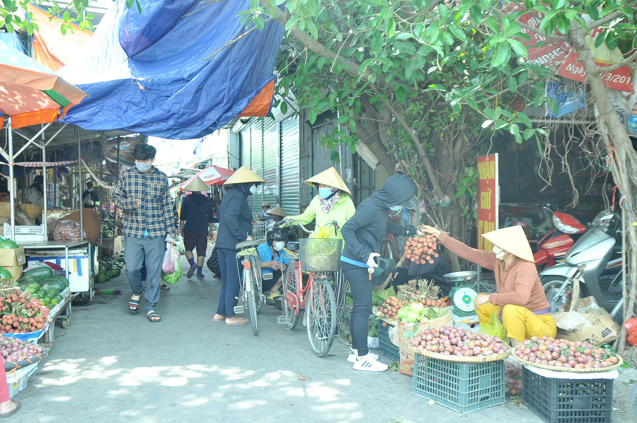 Chợ Quán Bánh tấp nập người dân ra vào. Ảnh: Tiến Đông