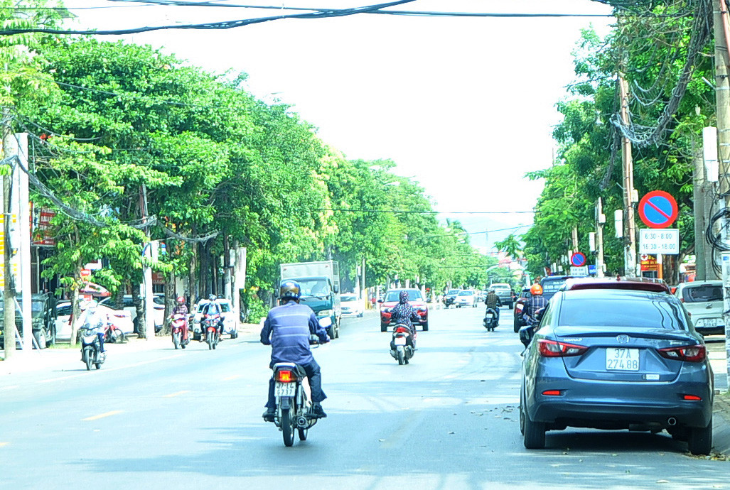 Trên đường Minh Khai, người dân đi lại khá nhộn nhịp. Ảnh: Tiến Đông