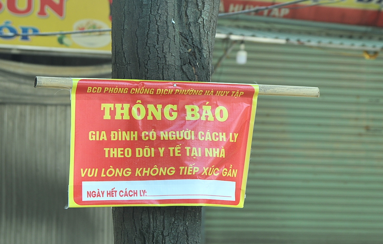 Một bảng thông báo được treo trước cổng một gia đình có người cách ly ở phường Hà Huy Tập. Ảnh: Tiến Đông