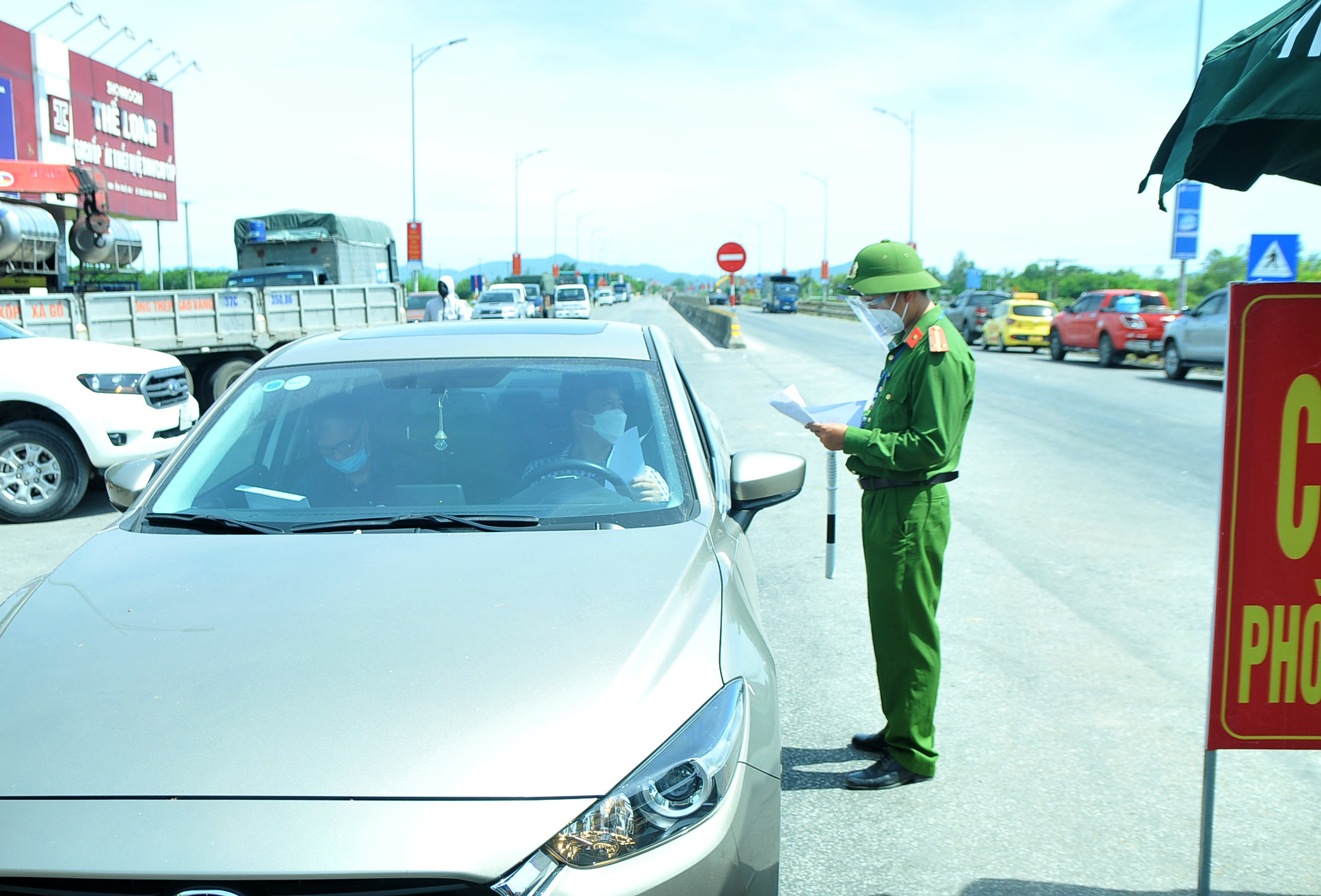 Hiện tại, do đang trong thời gian thực hiện cách ly xã hội nên tại các chốt kiểm soát, lực lượng chức năng vẫn đang kiểm soát chặt chẽ các phương tiện ra vào. Những phương tiện nào không thuộc đối tượng được phép qua lại chốt cũng như không có các giấy tờ theo quy định đều không được đi qua chốt. Trong ảnh là lực lượng chức năng đang làm nhiệm vụ tại chốt QL1A cũ thuộc địa phận xã Nghi Liên, TP.Vinh. Ảnh: Tiến Đông