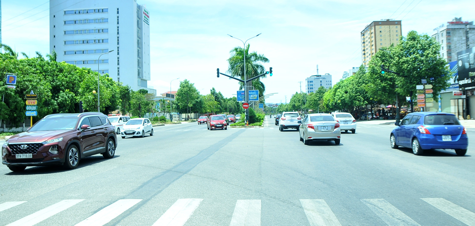 Đại lộ Lê-Nin cũng đã có rất đông xe cộ qua lại so với những ngày đầu thực hiện cách ly xã hội. Ảnh: Tiến Đông 