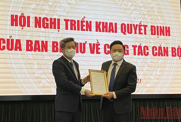 Đồng chí Nguyễn Quang Dương trao quyết định cho đồng chí Phan Văn Hùng