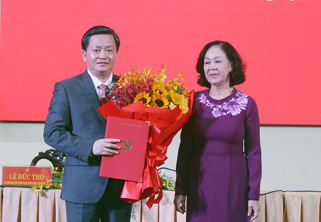Đồng chí Trương Thị Mai trao quyết định và chúc mừng đồng chí Lê Đức Thọ