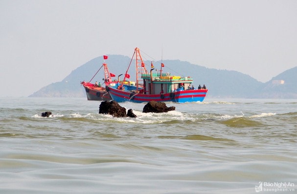 Tàu thuyền của ngư dân TX. Cửa Lò thường xuyên bị va đập vào bãi đá ngầm khi ngọn hải đăng bị gãy đổ. Ảnh: Q.A