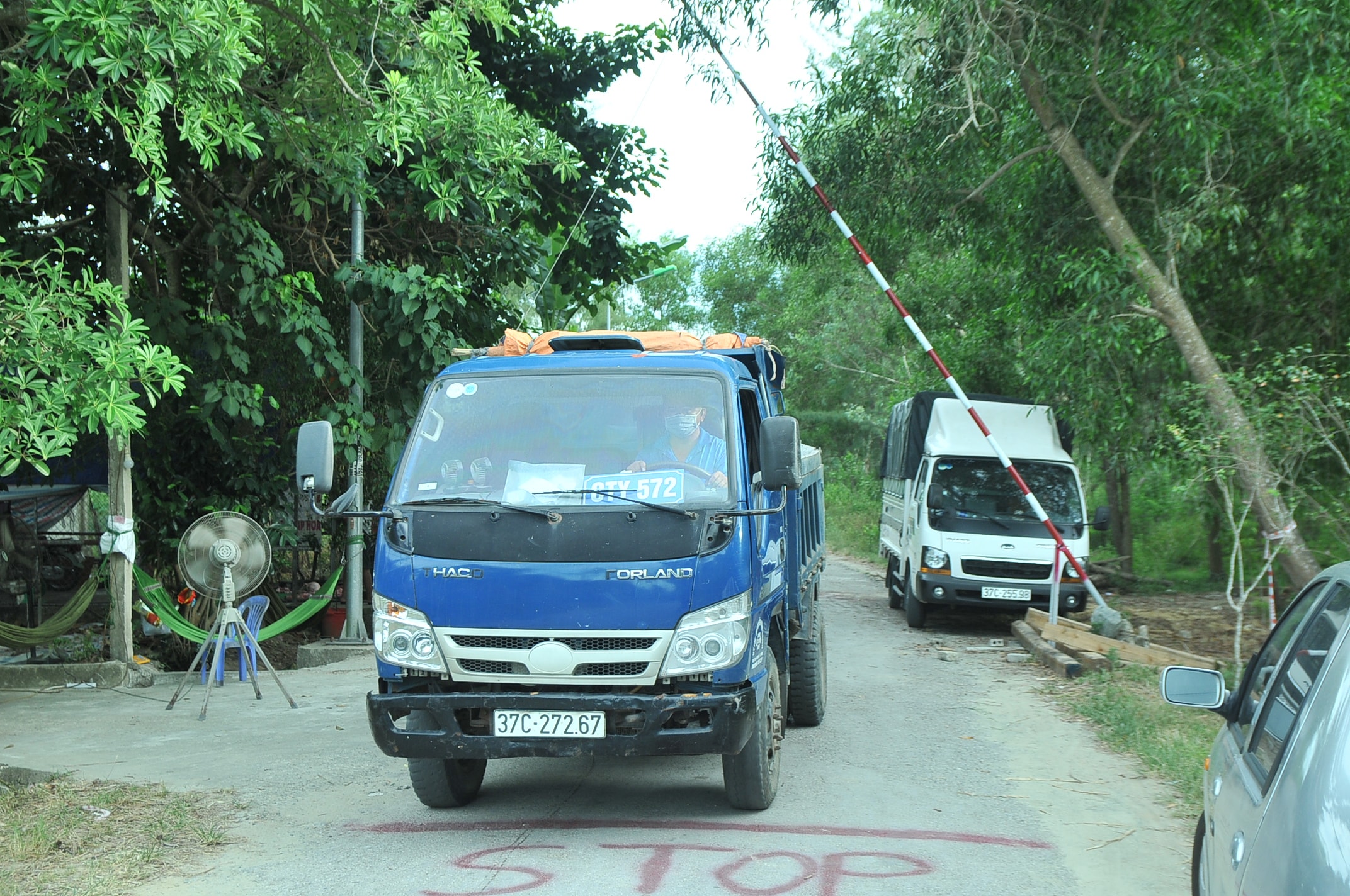 Phương tiện qua lại các chốt lẻ do phường, xã thành lập sau khi chuyển sang thực hiện Chỉ thị 15 của Thủ tướng Chính phủ. Ảnh: Tiến Đông