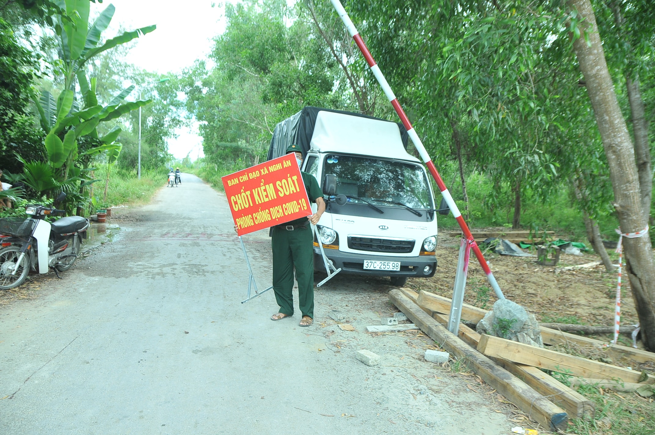 Dỡ chốt phong tỏa do phường, xã lập trên các tuyến đường nhánh, đường phụ. Ảnh: Tiến Đông