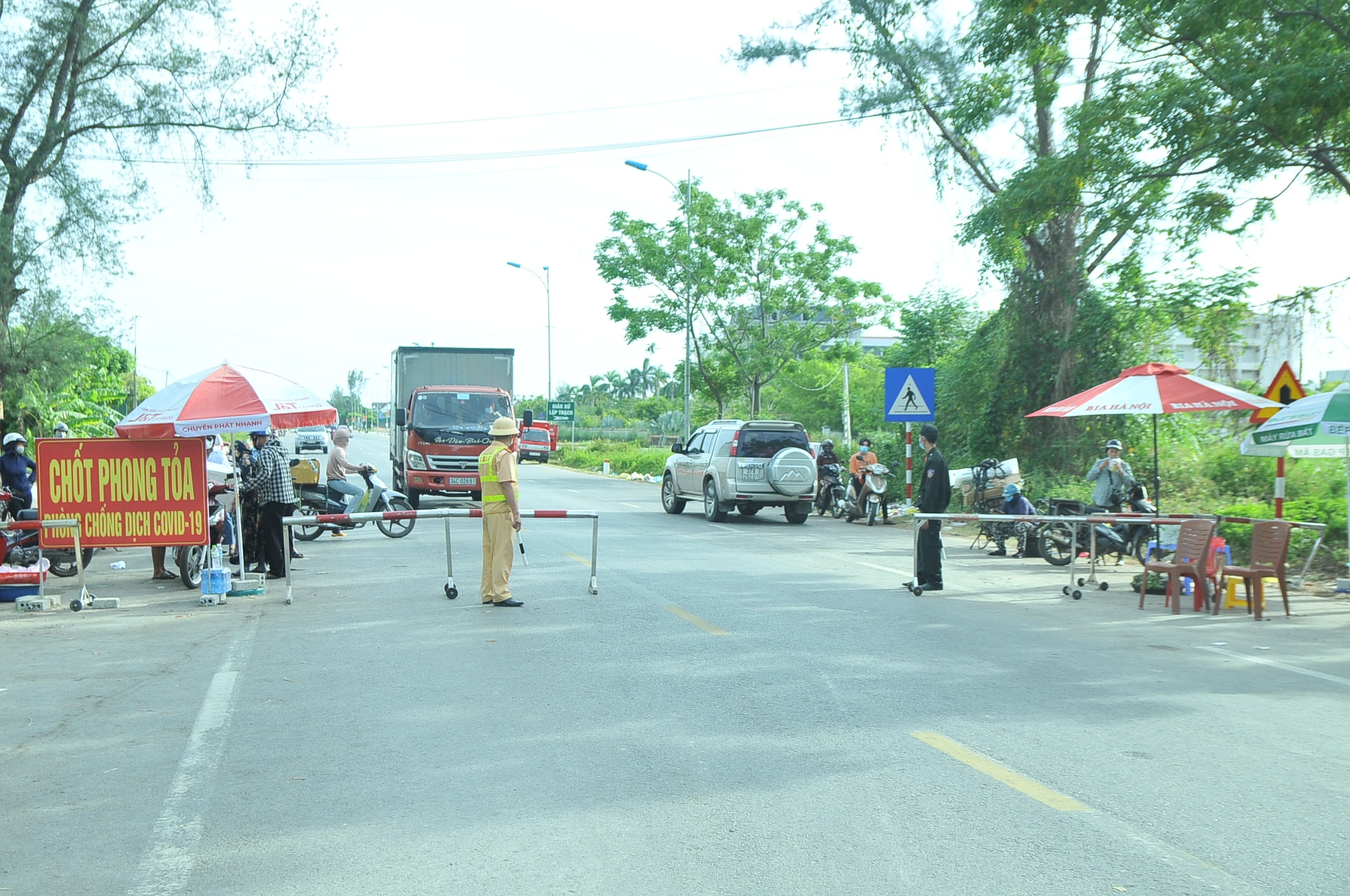 Hiện tại 13 chốt chính do UBND thành phố thành lập vẫn tiếp tục được duy trì. Ảnh: Tiến Đông