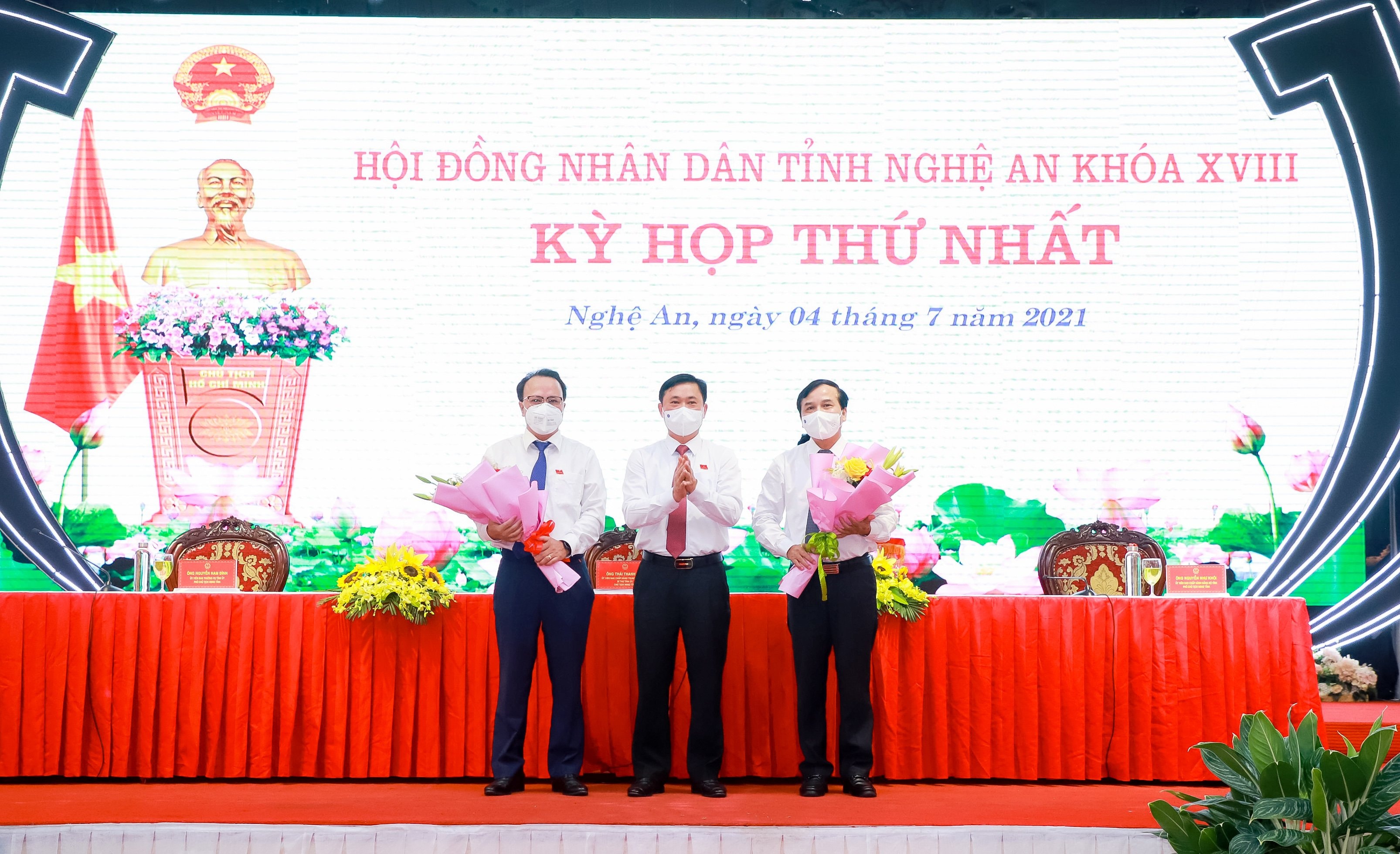 Ông Thái Thanh Quý - Ủy viên Ban Chấp hành Trung ương Đảng, Bí thư Tỉnh ủy, Chủ tịch HĐND tỉnh Nghệ An khóa XVIII tặng hoa chúc mừng hai tân Phó Chủ tịch HĐND tỉnh khóa XVIII. Ảnh: Thành Duy