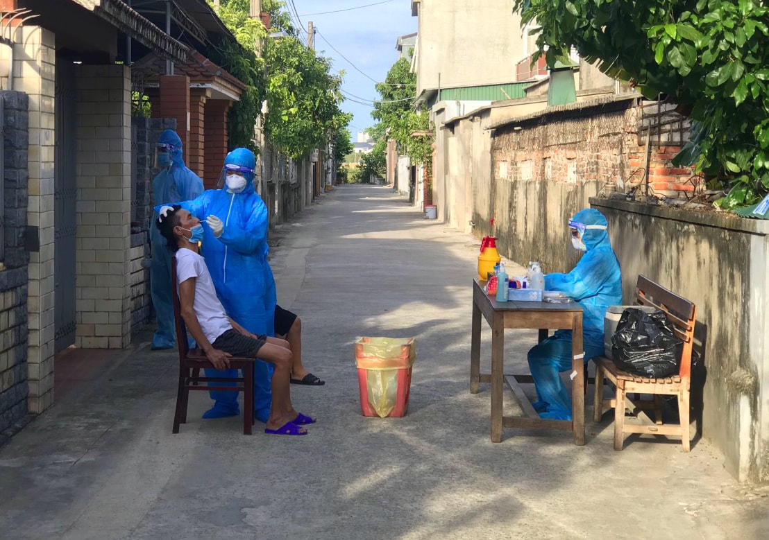 Lực lượng chức năng lấy mẫu xét nghiệm người dân trong khu vực phong tỏa này. Ảnh: Q.A