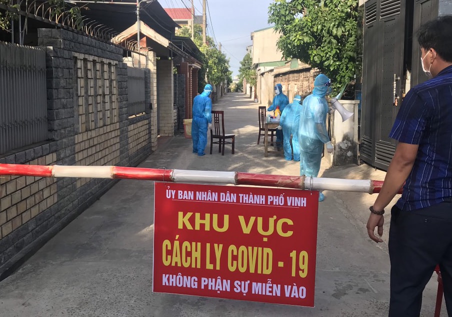 Khu vực phong tỏa tại khối Châu Hưng, phường Vinh Tân. Ảnh: Q.A