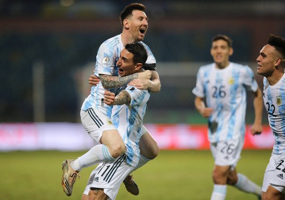 Messi ăn mừng sau khi ghi bàn từ cú sút phạt tuyệt đẹp. Ảnh: Reuters