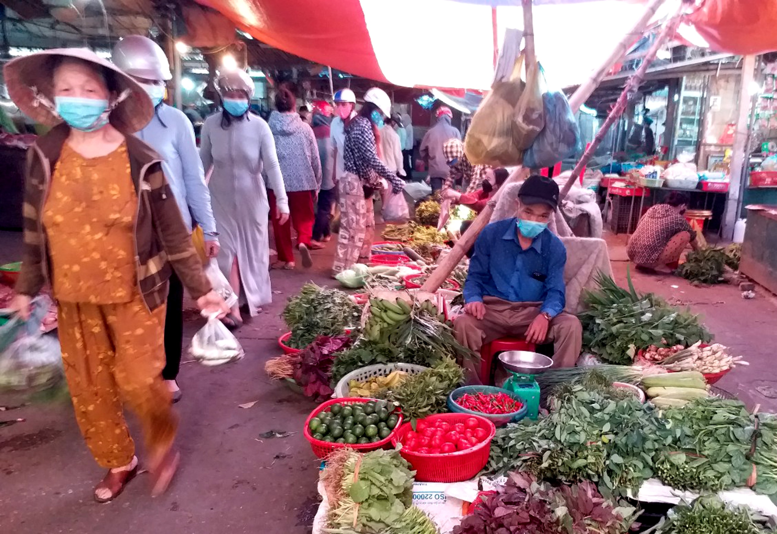 Lượng người đi chợ trong sáng 4/7 khá đông, khó khăn trong việc giữ khoảng cách phòng dịch. Ảnh: Thanh Phúc