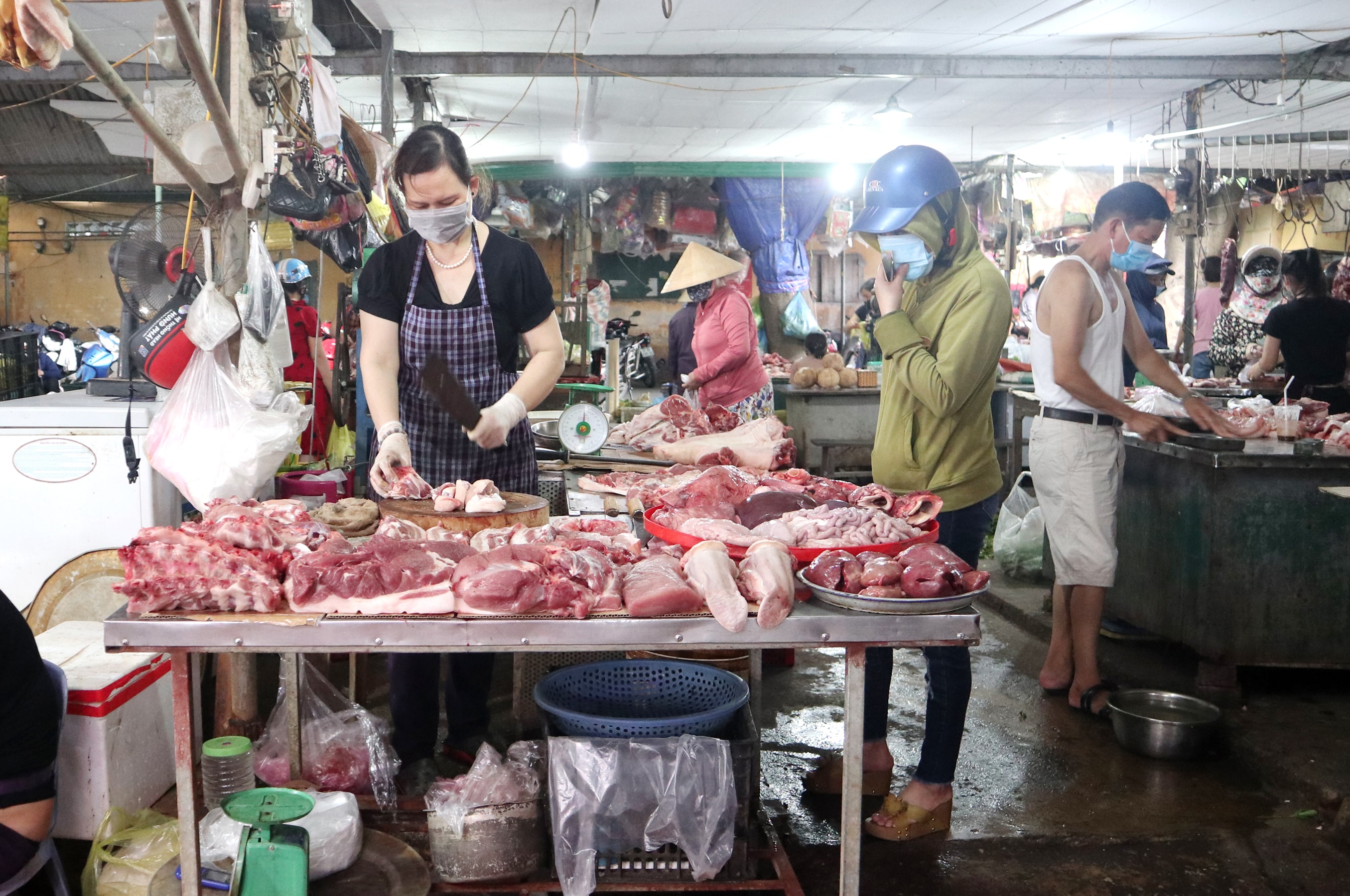 Giá các mặt hàng thực phẩm giảm nhẹ so với trước. Ảnh: Thanh Phúc