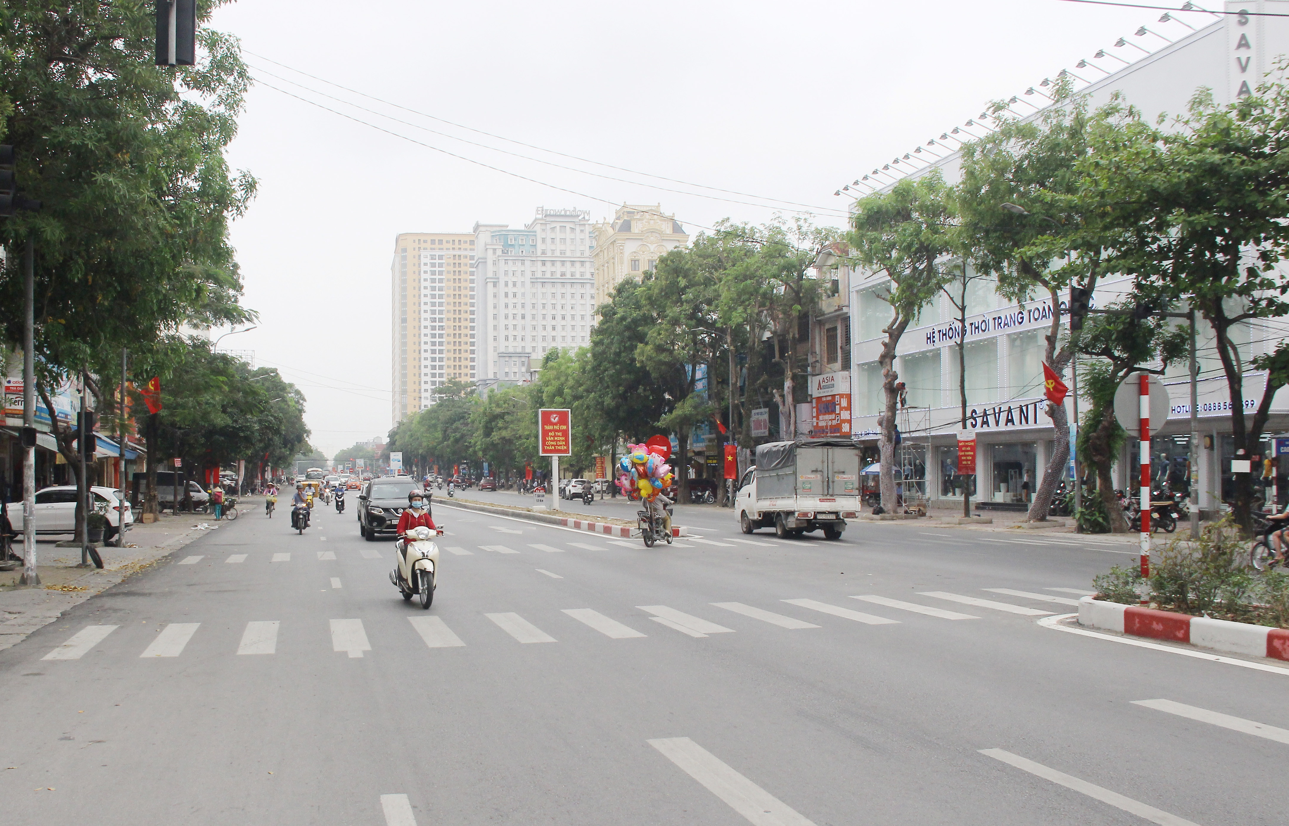 Tuyến dường Trần Phú đường được phá dỡ phân cách, tạo sự thông thoáng cho không gian đô thị Vinh. Ảnh: Mai Hoa
