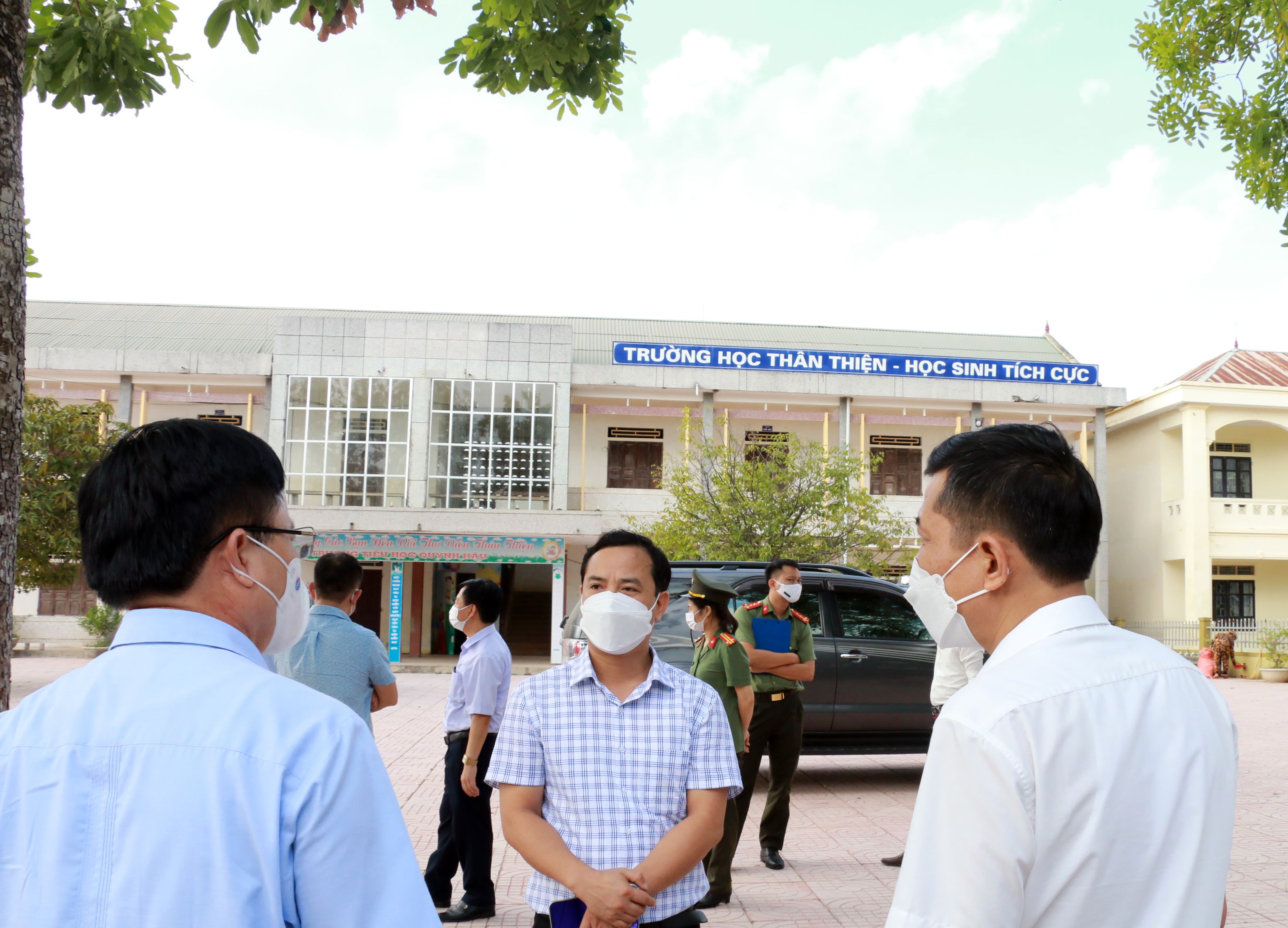 Chính quyền huyện Quỳnh Lưu báo cáo về việc tổ chức điểm thi dự phòng tại Trường THCS Quỳnh Hậu. Ảnh - MH