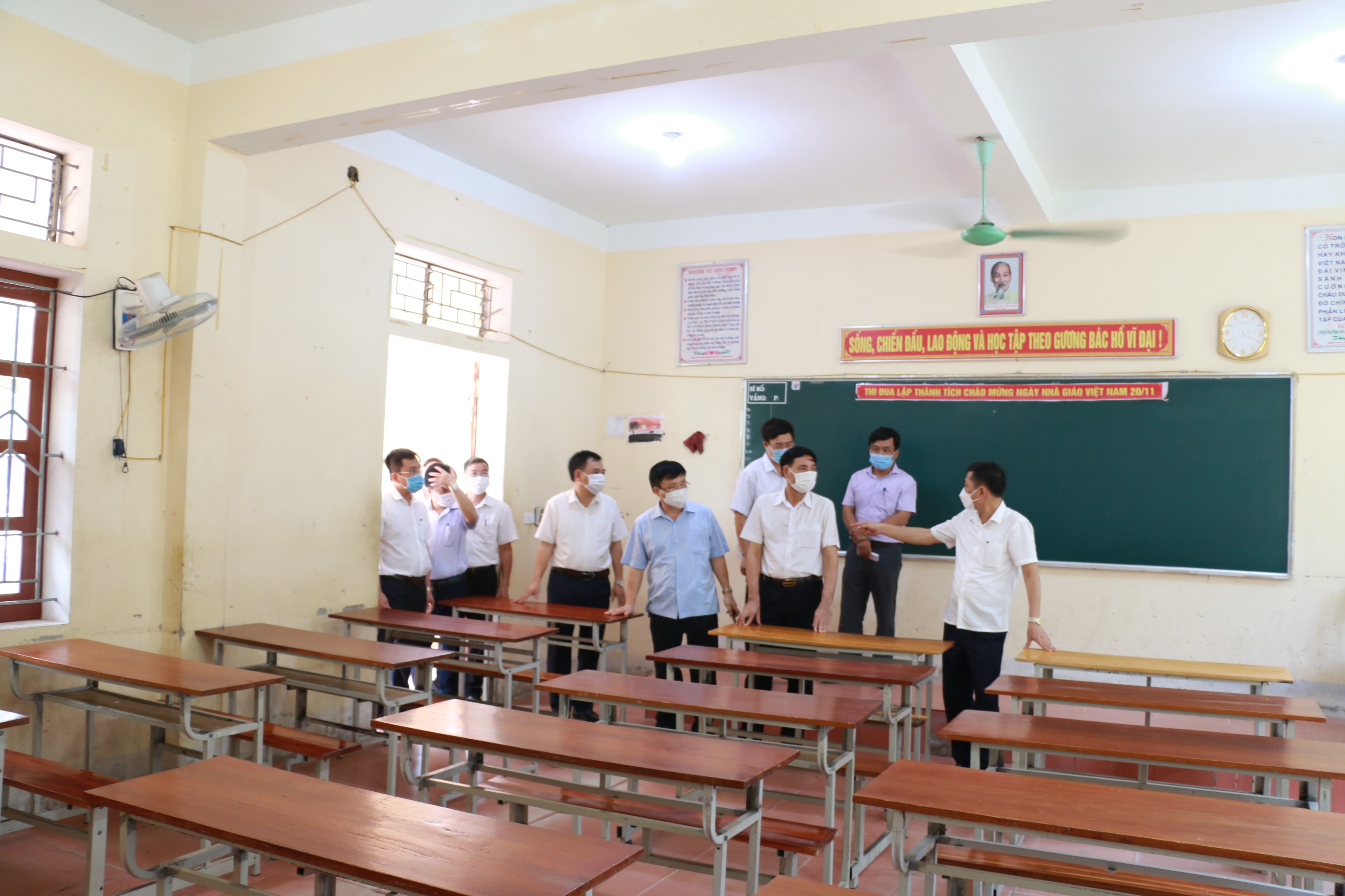 Đồng chí Bùi Đình Long kiểm tra công tác thi tại Trường THPT Quỳ Hợp 2. Ảnh: Mỹ Hà