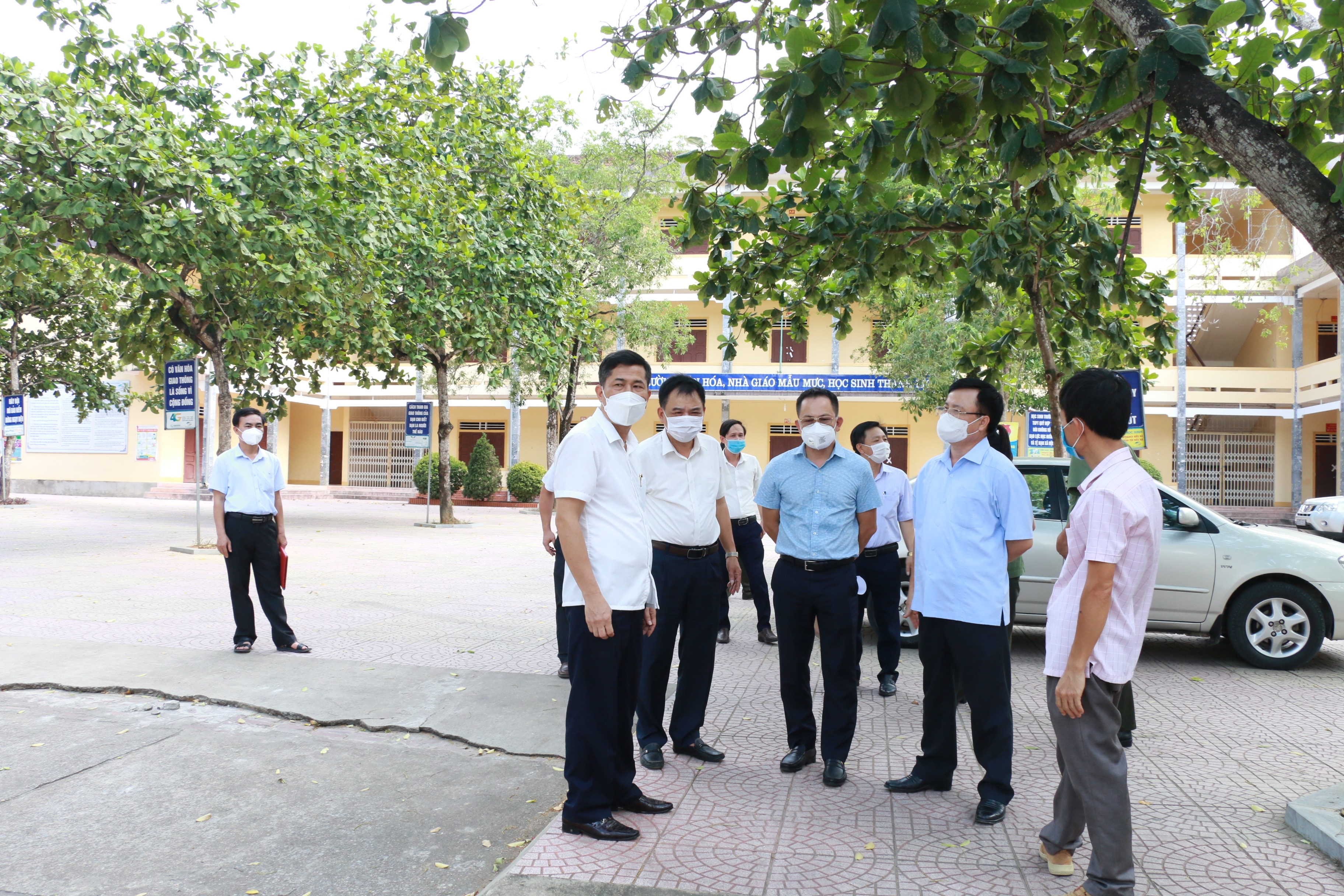 Phó Chủ tịch Bùi Đình Long kiểm tra công tác chuẩn bị thi tại Trường THPT Quỳ Hợp và lên phương án phân luồng cho các thí sinh trong những ngày diễn ra kỳ thi. Ảnh: Mỹ Hà