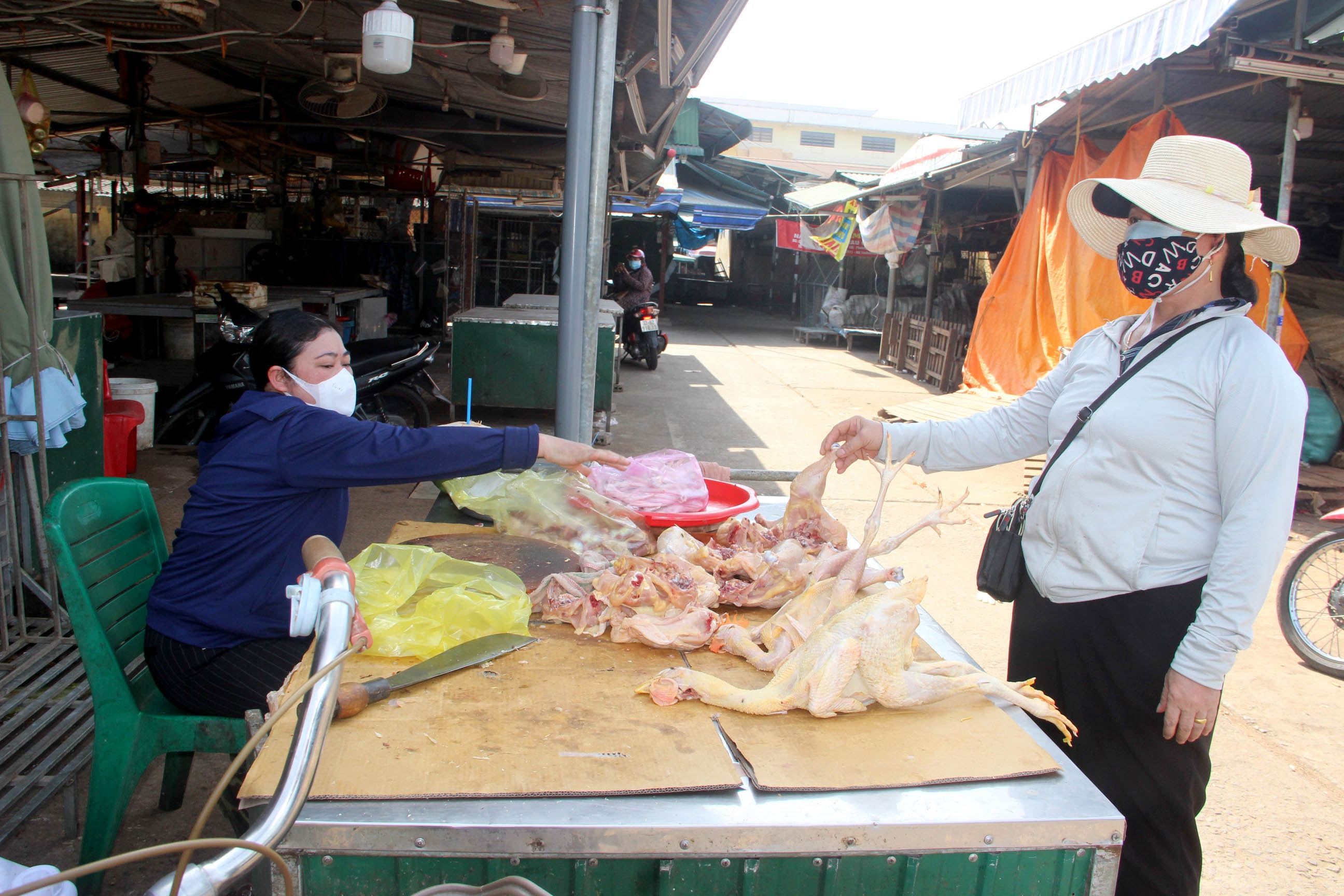 Tiểu thương và người dân ở chợ đều đeo khẩu trang khi mua bán. Ảnh: Quang An