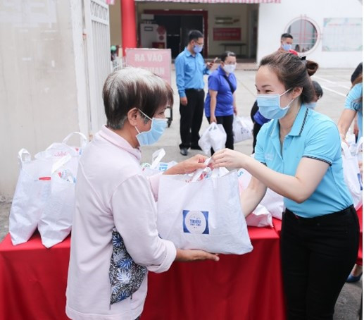 Bà Văn Thị Anh Thư - Phó tổng giám đốc phụ trách nhân sự Suntory PepsiCo (phải) trao túi quà cho người có hoàn cảnh khó khăn. Ảnh: Suntory PepsiCo.