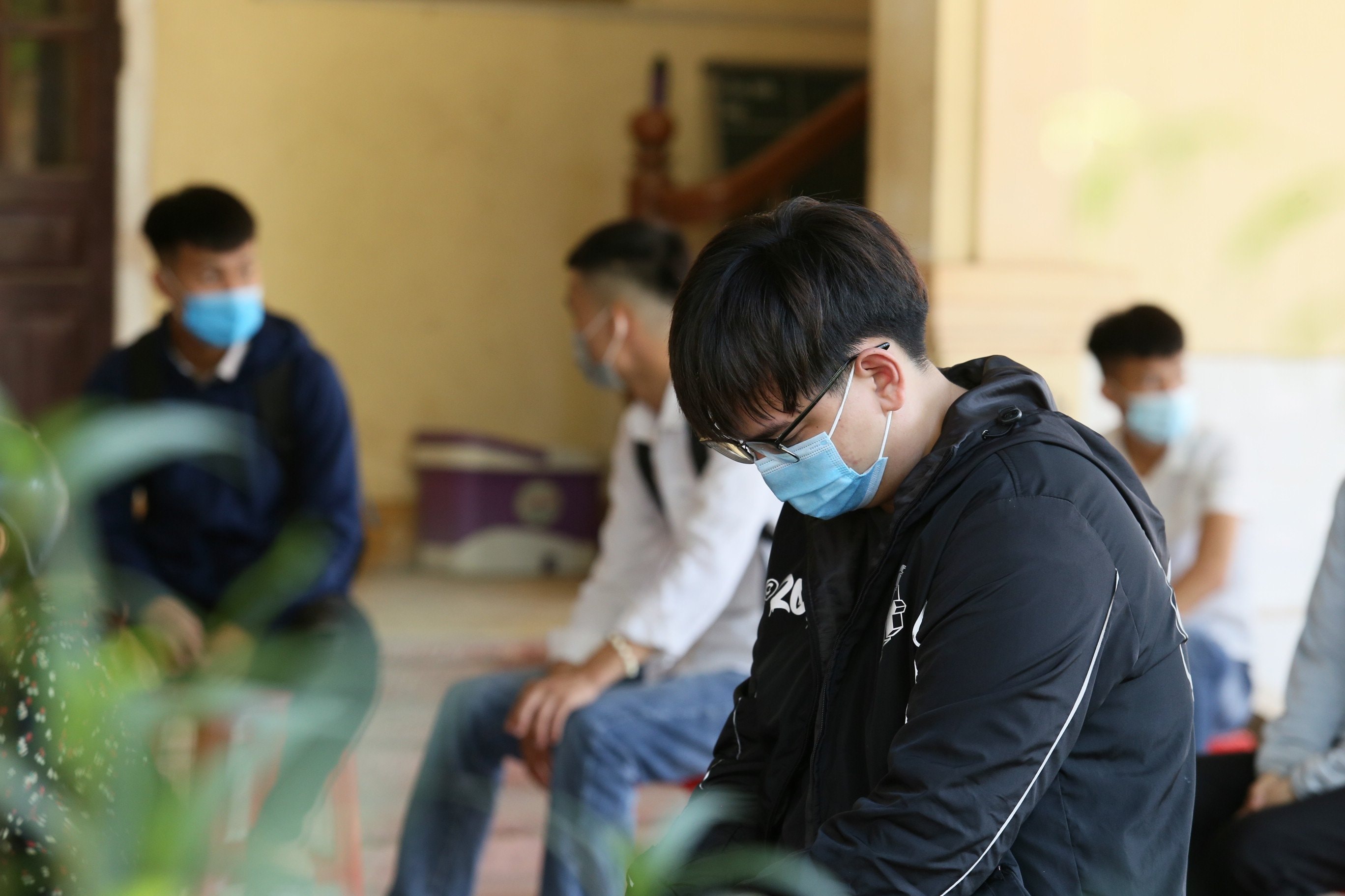 Hồi hộp chờ kết quả. Ảnh: Mỹ Hà